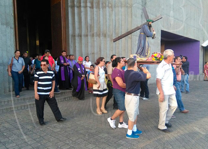Cardenal Brenes reza el Vía Crucis junto a los fieles en la Catedral ... - TN8.tv
