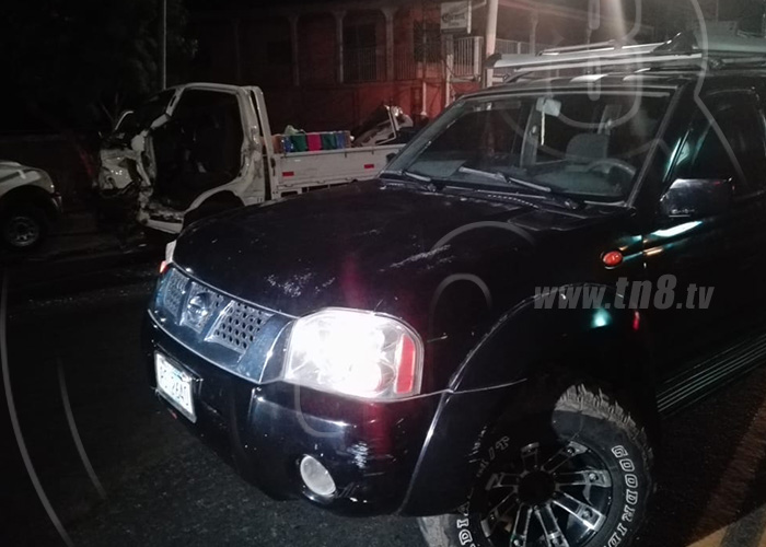 Managua: Conductor queda prensado por fuerte impacto con camioneta 