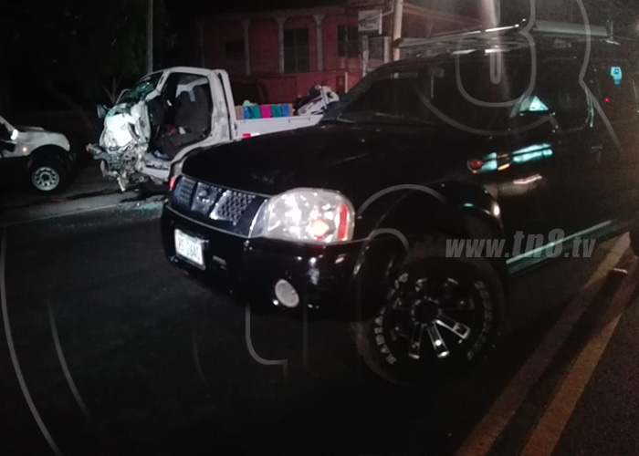 Managua: Conductor queda prensado por fuerte impacto con camioneta 