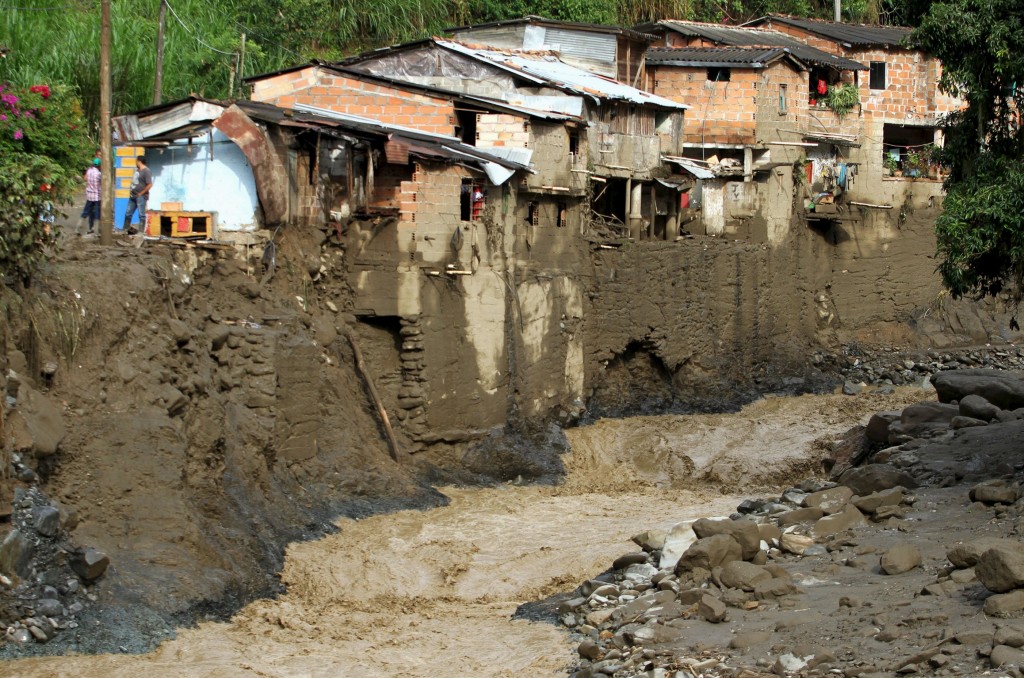 Los restos de una calle en la ciudad colombiana de Salgar tras un aluvión