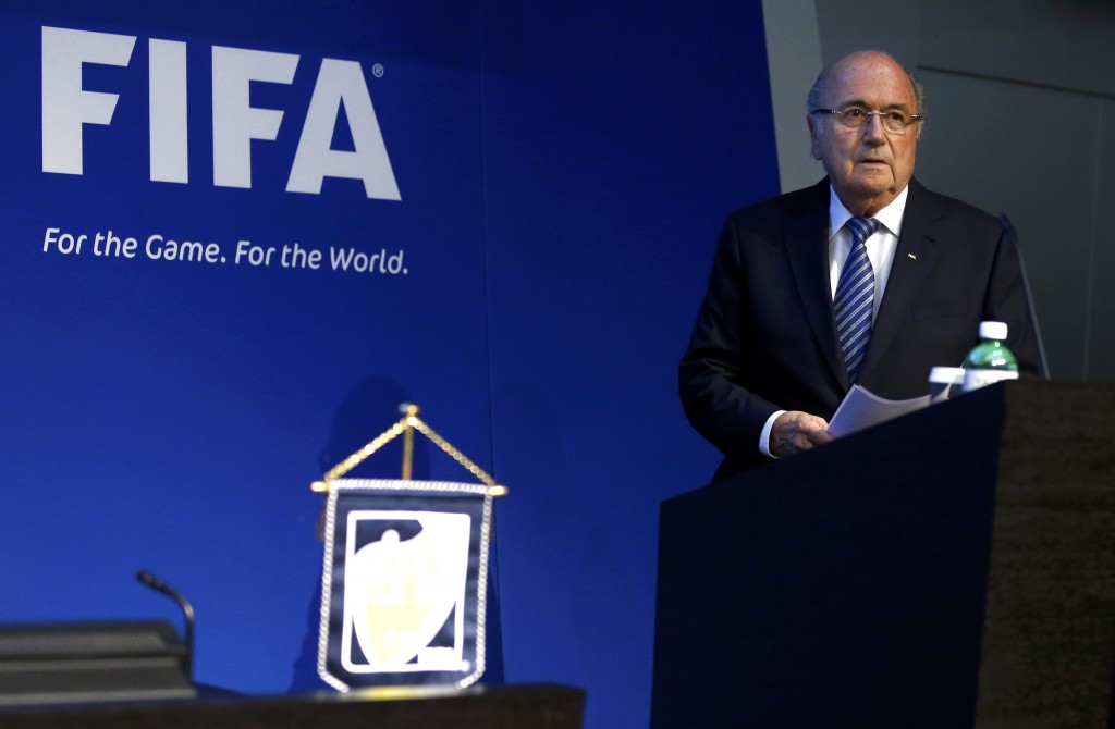 Joseph Blatter hace un gesto durante una conferencia de prensa en la sede de la FIFA, en Zúrich