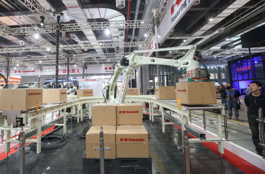 (151102) -- SHANGHAI, noviembre 2, 2015 (Xinhua) -- Trabajadores inspeccionan los procedimientos de trabajo de un robot durante la 17 Feria de Industria Internacional de China (CIIF, por sus siglas en inglés), en Shanghai, en el este de China, el 2 de noviembre de 2015. La feria se llevará a cabo del 3 al 7 de noviembre con la participación de 2,270 expositores procedentes de 28 países y regiones. (Xinhua/Ding Ting) (jp) (ah)