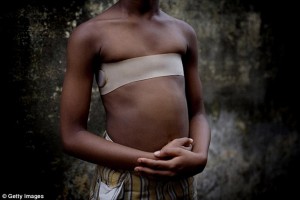 africa, tradicion, niñas, senos, planchado, mutilados, insolito, noticias24.com, 