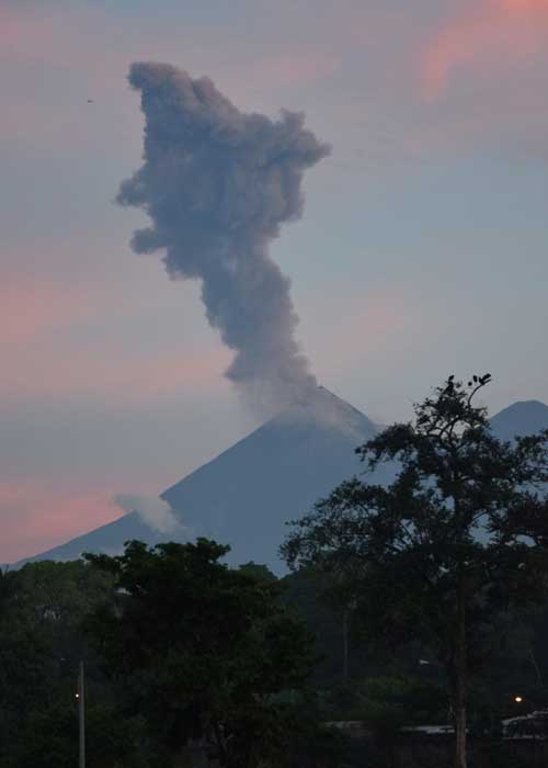 guatemala, fuerte, explosion, volcan, fuego, conred, monitoreos, prensa libre,