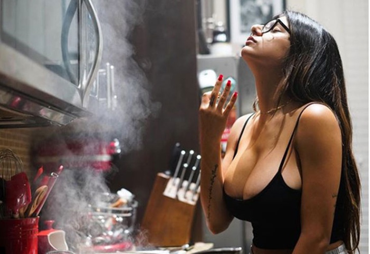 Instagram: Mia Khalifa se convierte en una sensual chef para cocinar