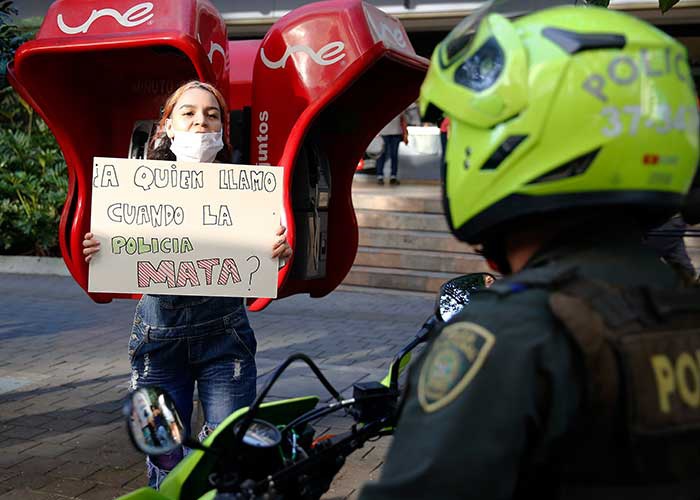 Agente de la policía colombiana dispara contra manifestantes en Bogotá