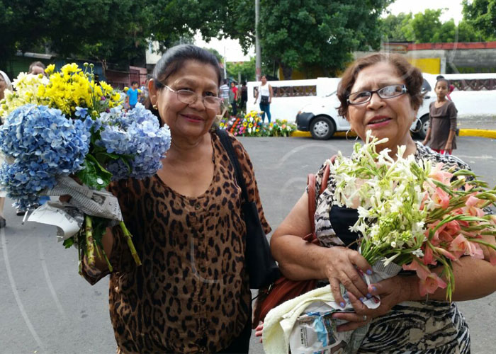 nicaragua, dia de los fieles difuntos, cementerios, familias, flores,