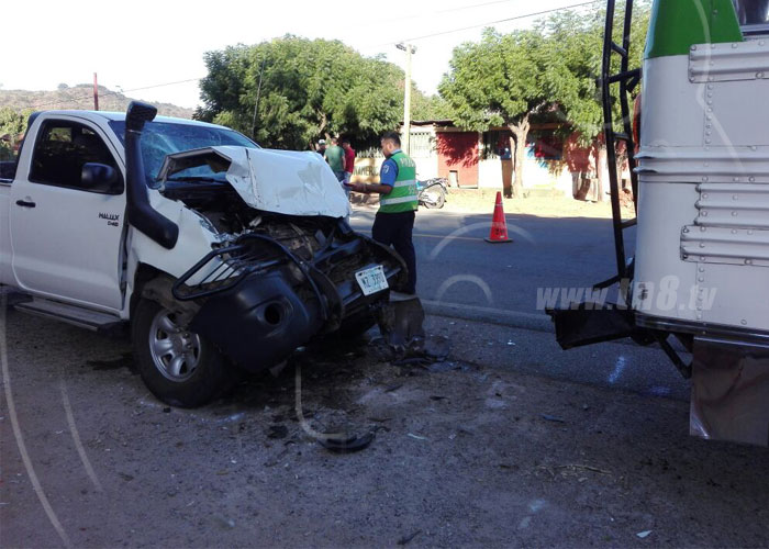 nicaragua, totogalpa, accidente de transito, bus, camioneta,