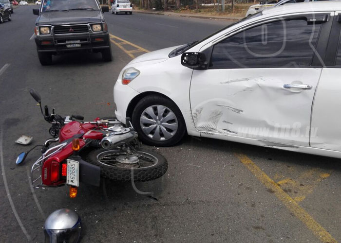 nicaragua, accidente de transito, paso a desnivel de tiscapa, invasion de carril, motociclista lesionado,