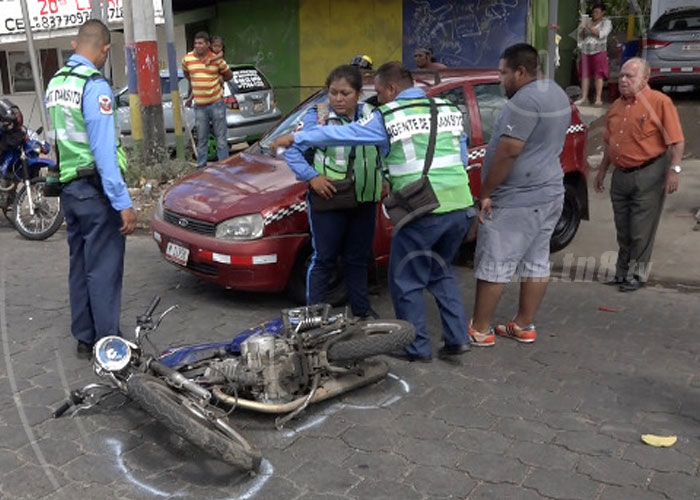 nicaragua, accidente de transito, imprudencia, taxista, rotonda el gueguense,