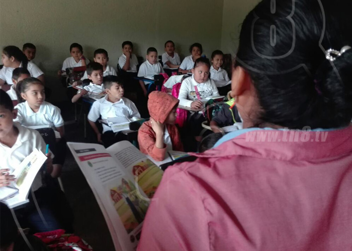 nicaragua, educacion, libros, estudiantes de primaria, ministerio de educacion, entrega de libros,