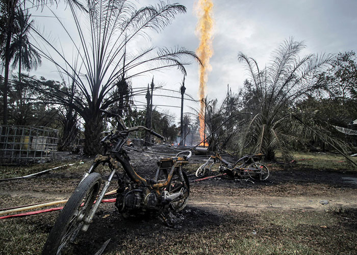 indonesia, al menos 15 muertos, explosion, pozo de petroleo, 