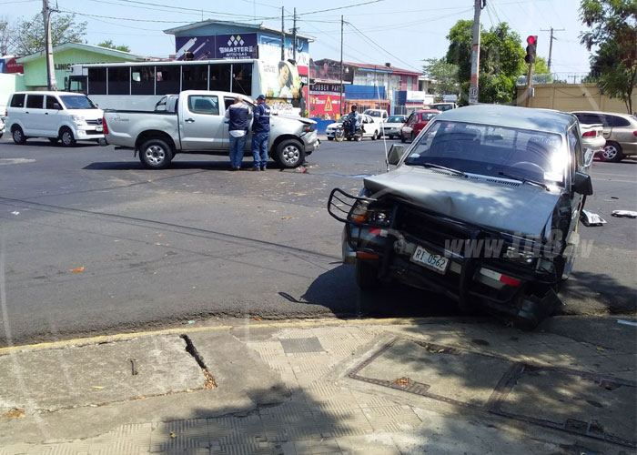 nicaragua, accidente de transito, managua, camionetas, semaforo, ministerio de gobernacion,