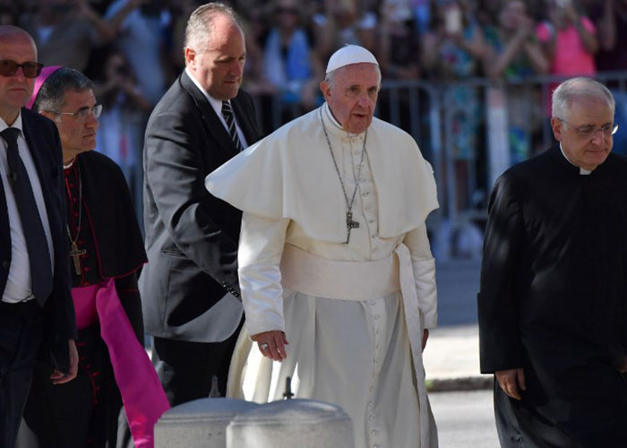 papa francisco, aceptacion, renuncia, dos obispos chilenos, abusos sexuales, 