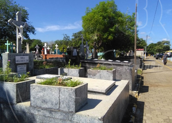 nicaragua, cementerios, managua, dia de los difuntos, comercio, flores, mercados,