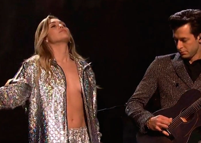 Miley Cyrus y Mark Ronson tuvieron el honor de ser los invitados musicales del episodio anual de Navidad de Saturday Night Live