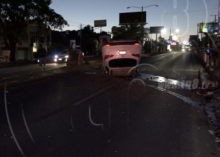 nicaragua, accidente de transito, vuelco, carretera a masaya, microbus, managua,