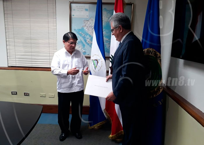 Canciller de Nicaragua recibe Copias de Estilo de la embajada de Egipto 