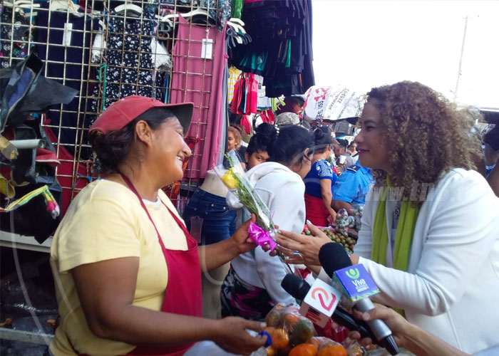 nicaragua, dia de la mujer, reyna rueda, mercado oriental, visita, rosas,