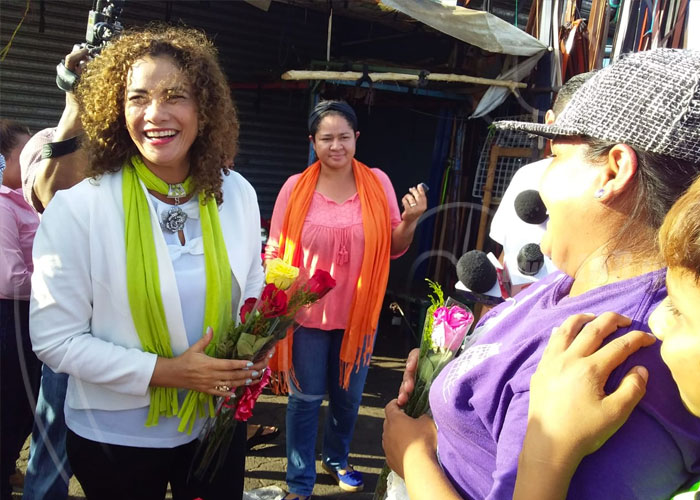 nicaragua, dia de la mujer, reyna rueda, mercado oriental, visita, rosas,