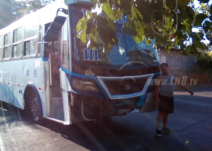 nicaragua, barrio san jose oriental, microbus, accidente, vuelco, 