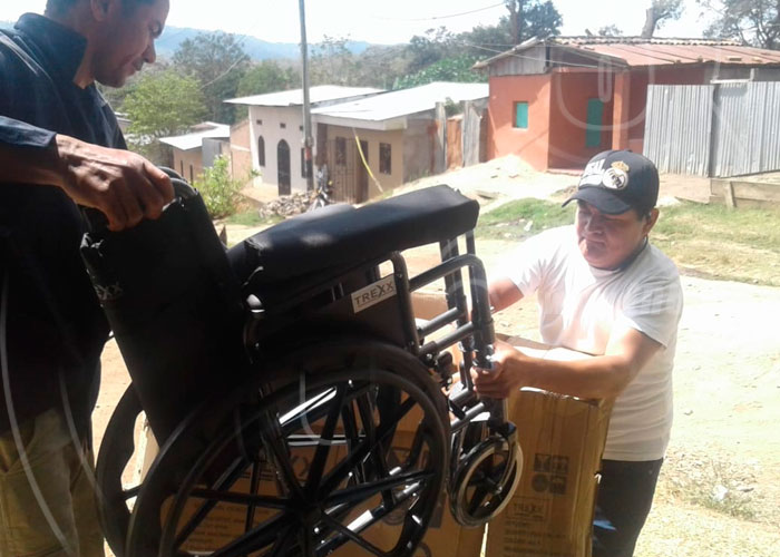 Juventud Sandinista de Jalapa entrega sillas de rueda a personas con discapacidad