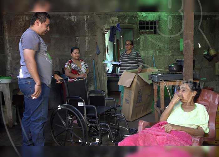 Personas de escasos recursos y con necesidades para movilizarse, recibieron sillas de rueda por parte del gobierno. 