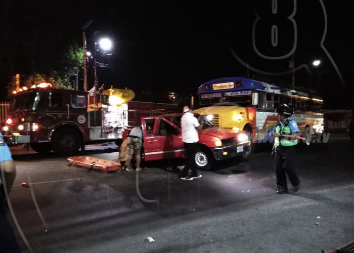 Choque entre un bus y una camioneta en Reparto Las Palmas