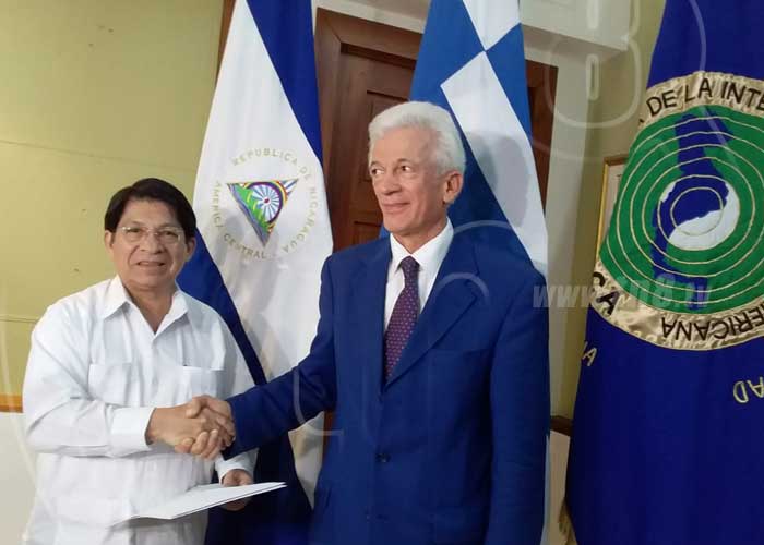 Canciller de Nicaragua recibe Copias de Estilo