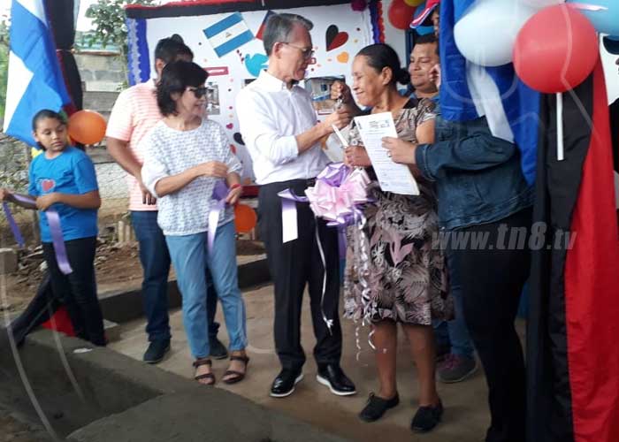 Gobierno de Nicaragua entrega casas solidarias a las familias de escasos recursos de Managua.