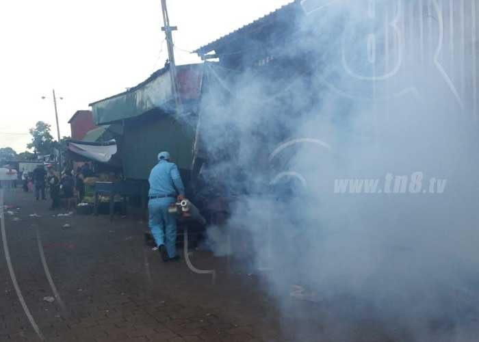 Comerciantes y autoridades de Masaya realizan jornada de limpieza en el mercado municipal.