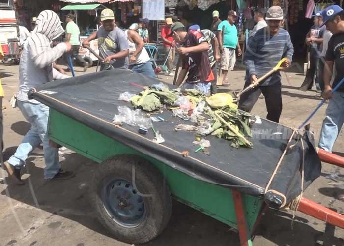 Comerciantes y autoridades de Masaya realizan jornada de limpieza en el mercado municipal.
