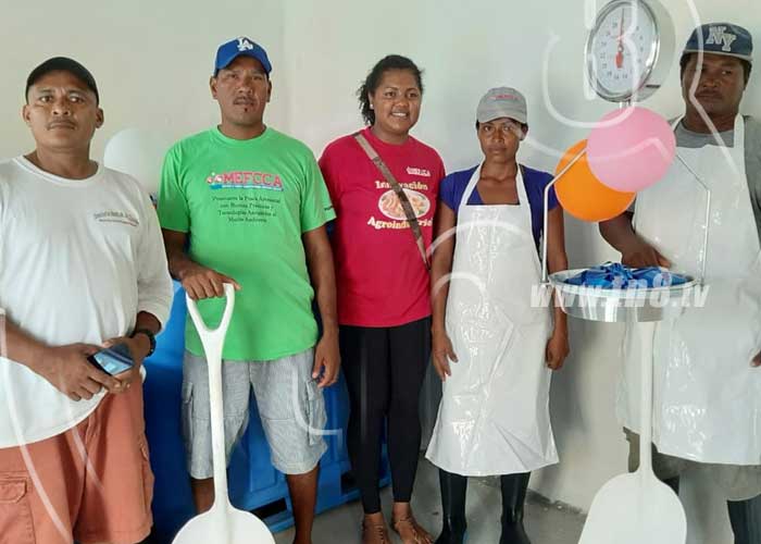 Autoridades del MEFCCA entregaron acopio pesquero a familias del Caribe Norte de Nicaragua.