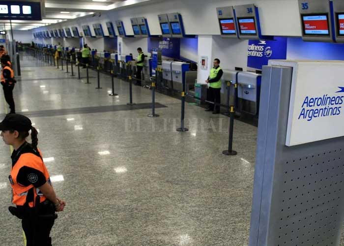 Pilotos de Argentina realizan paro de 48 horas por mejora salarial.