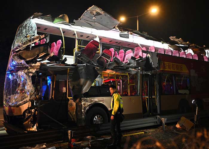 china, enorme agujero, autobus, accidente en china, bus se va en agujero, xining, 