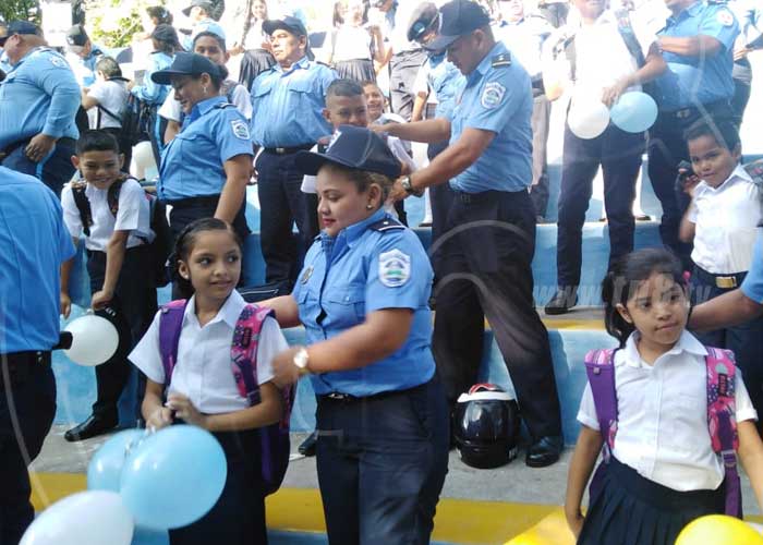 nicaragua, policia nacional, mochila escolar, hijos, agente policial, ajax delgado,