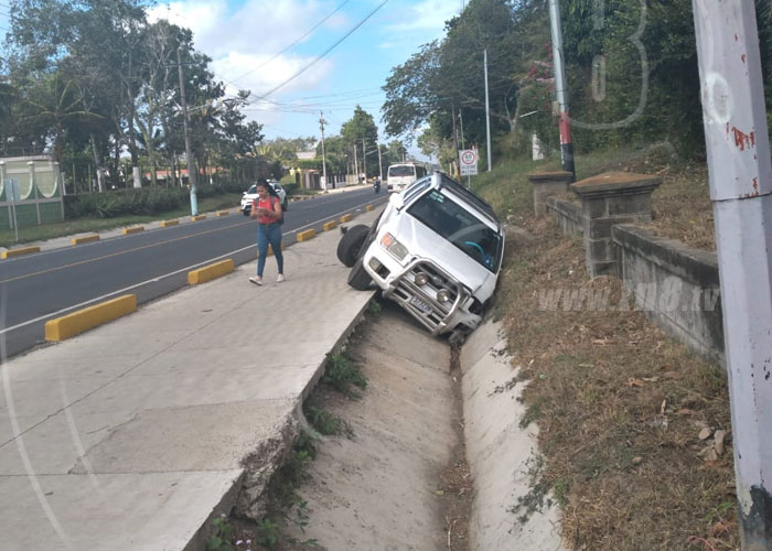 nicaragua, accidente de transito, carazo, bus, camioneta,