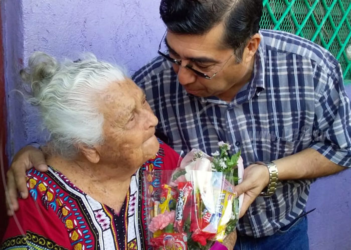 nicaragua, reconocimiento, madres de heroes y martires, flores, regalo, 