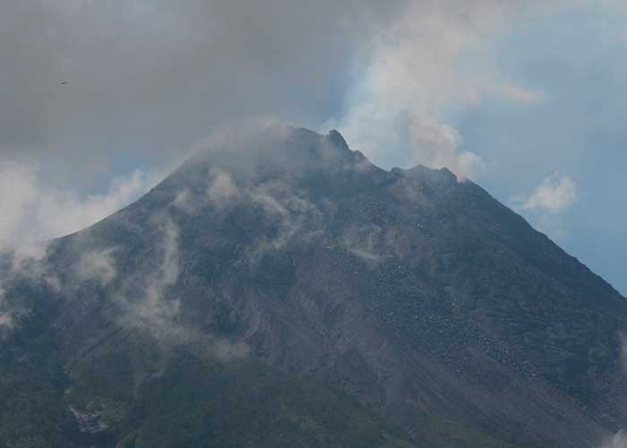 erupcion, acontecimientom volcanes, indonesia, merapi, lava, alerta amarilla, habitantes, yakarta, crater