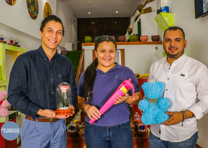 nicaragua emprende, nicaragua, emprendimiento, arte floral, rosas, imprimir en petalos, arreglos florales.