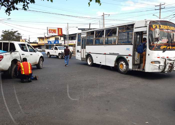 nicaragua, accidente, semaforos montoya, bus, managua, camioneta,