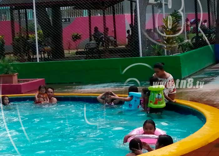 Familias disfrutan de las piscinas del centro recreativo Xilonem.