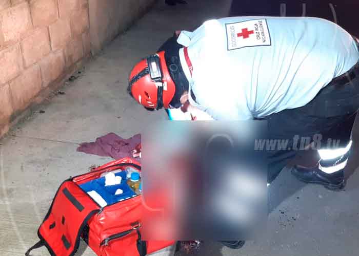 Foto: Autoridades de la Cruz Roja brindan socorro al lesionado/TN8