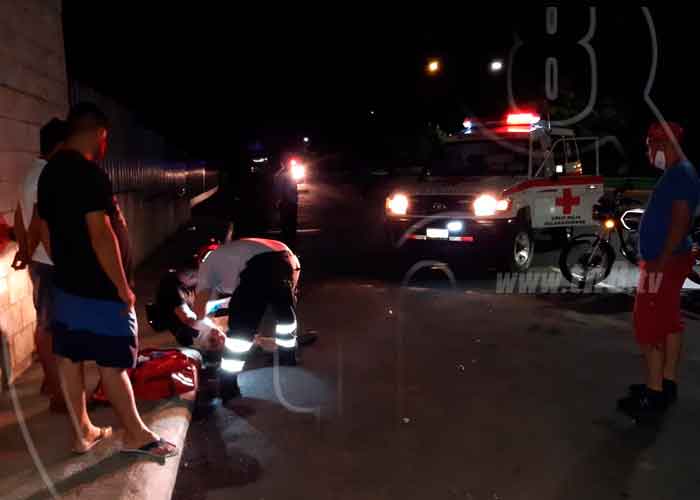 Foto: Autoridades de la Cruz Roja brindan socorro al lesionado/TN8