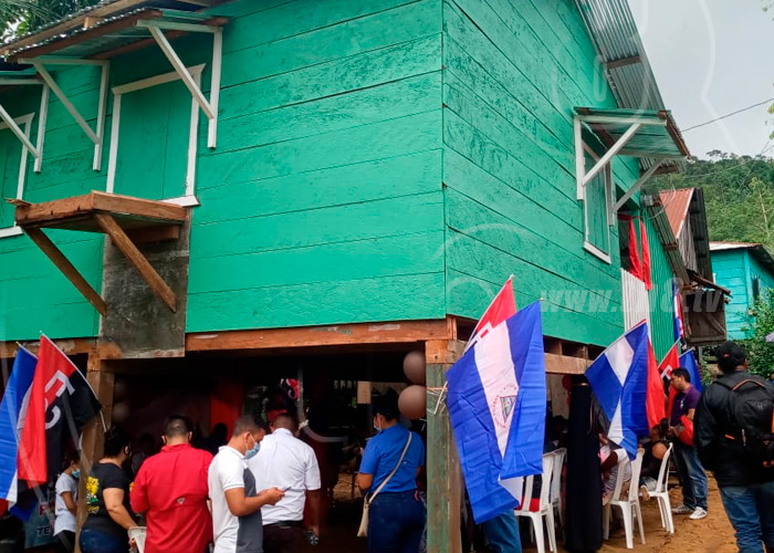 Foto: Autoridades del Caribe Norte entregan casa a familia/TN8