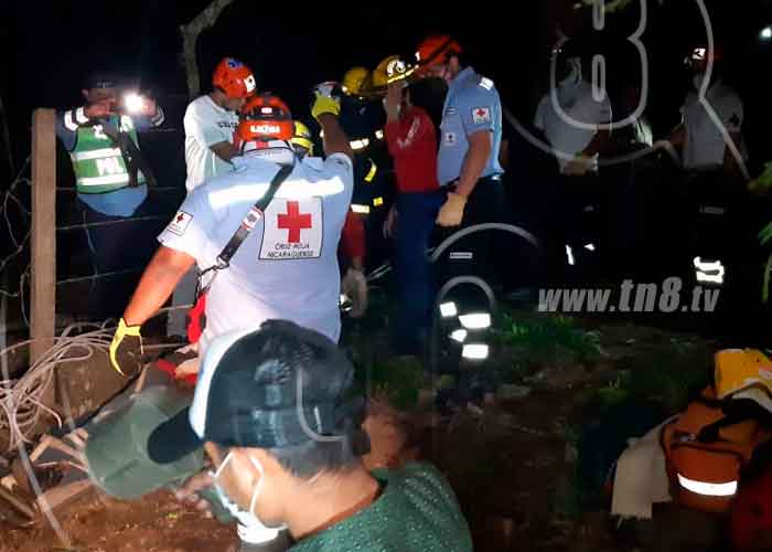 Foto: Autoridades rescatan a un joven tras precipitarse en abismo/TN8