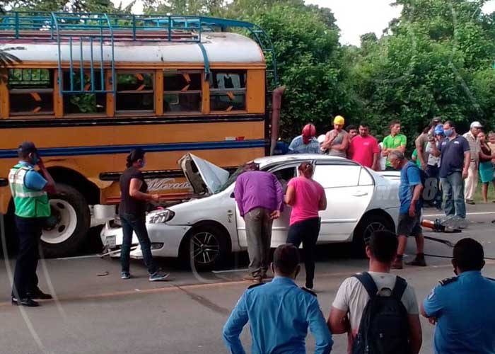 nicaragua, accidente de transito, carretera vieja a leon, bus, carro, muerto,