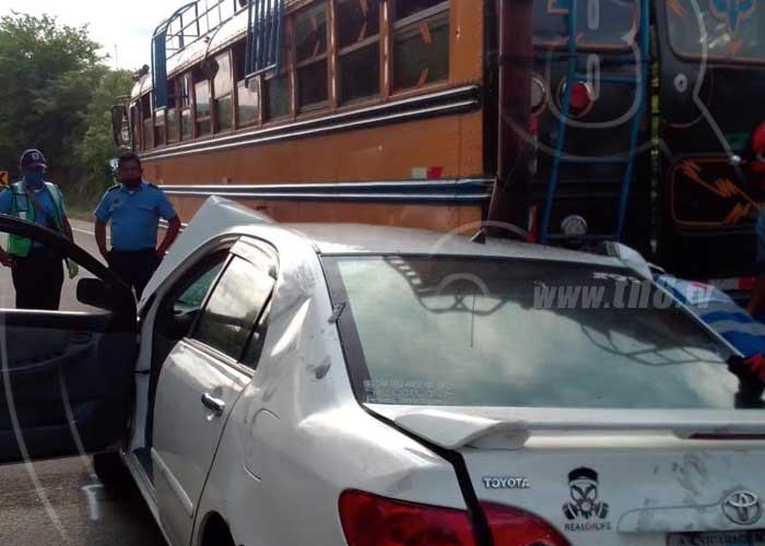 nicaragua, accidente de transito, carretera vieja a leon, bus, carro, muerto,