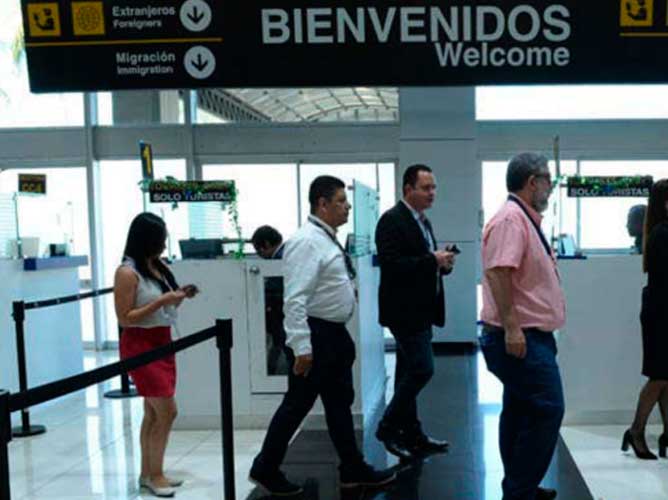 El Salvador reabre aeropuerto internacional y exige pruebas de COVID-19