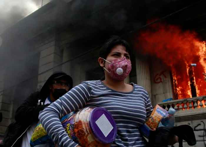 Foto: Manifestantes incendian el Congreso de Guatemala / Telesur